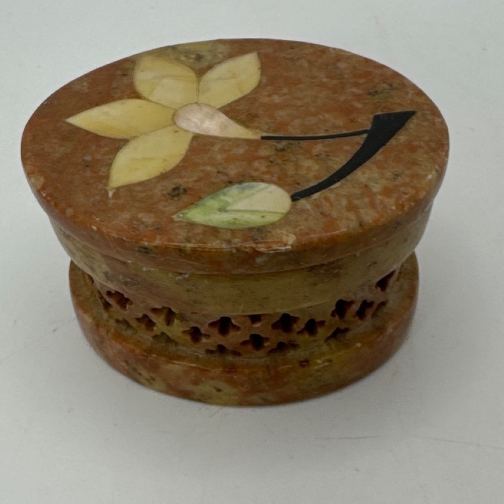 Kubla Crafts Soapstone Trinket Box Floral Inlay Lattice Hand‎ Made India Oval